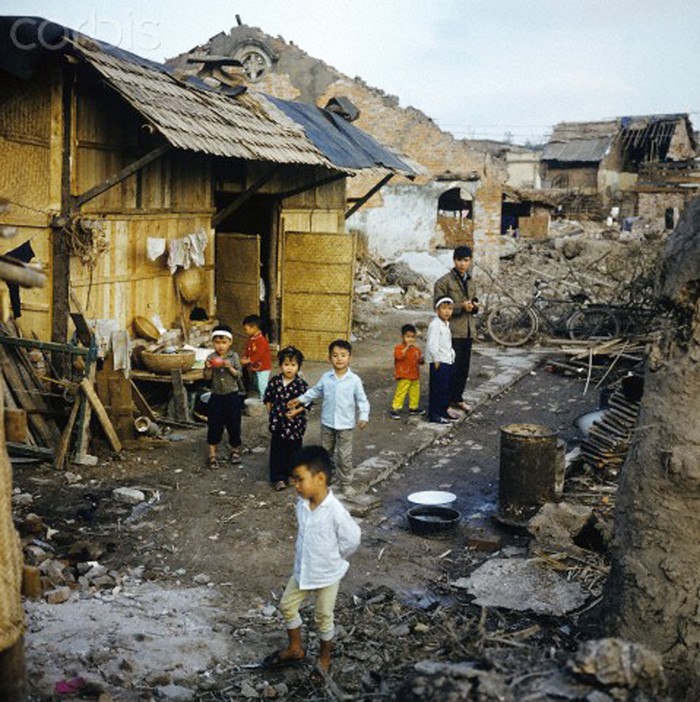 Những đứa trẻ trong một khu nghèo ở phố Khâm Thiên. Tháng 3/1973. Ảnh: Werner Schulze/Corbis.